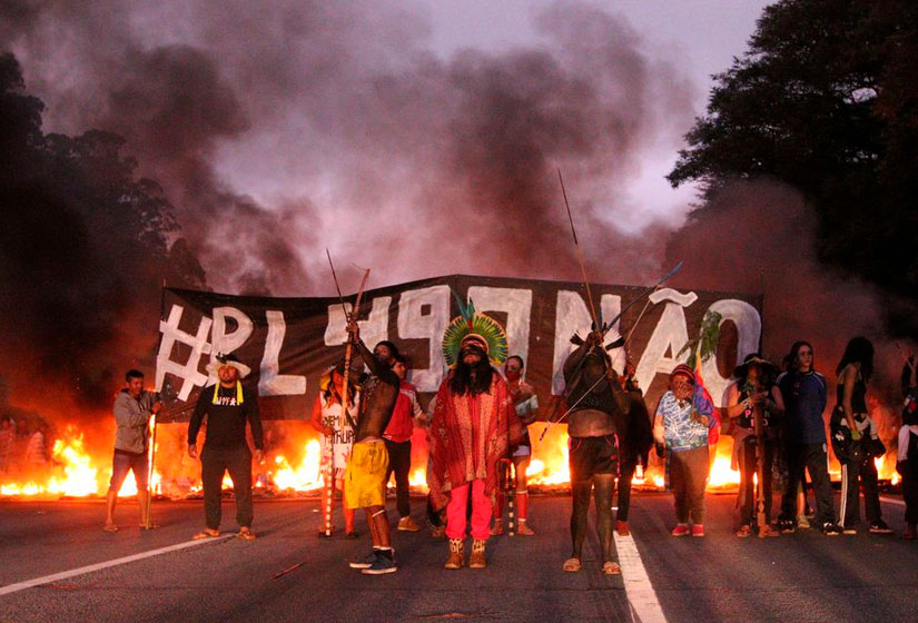 PM atira bombas de gás contra protesto indígena e libera rodovia em SP