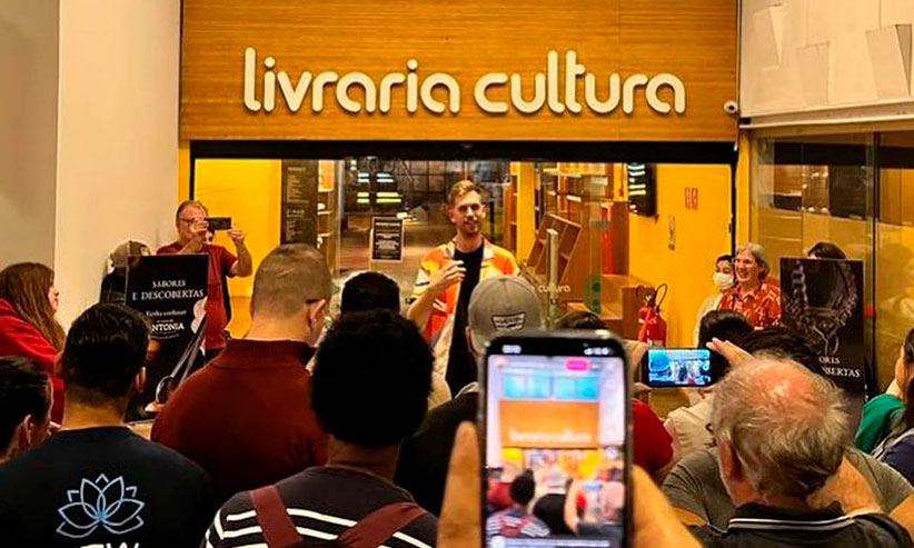 O humorista Paul Cabannes fez seu show na calçada em frente à Livraria Cultura.