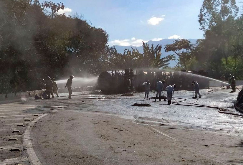 Bombeiros controlam incêndio em caminhão na BR-040, em Duque de Caxias