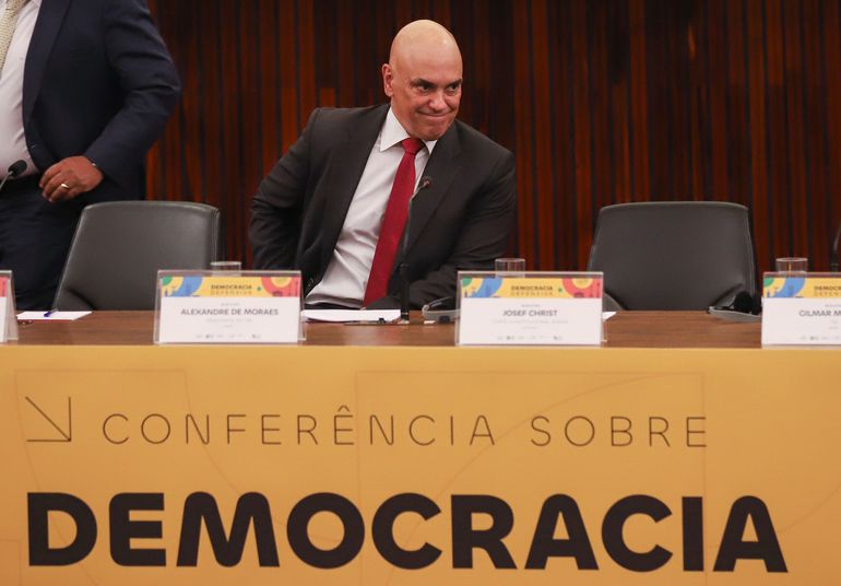 Moraes proíbe contato de Mauro Cid com Bolsonaro e Michelle