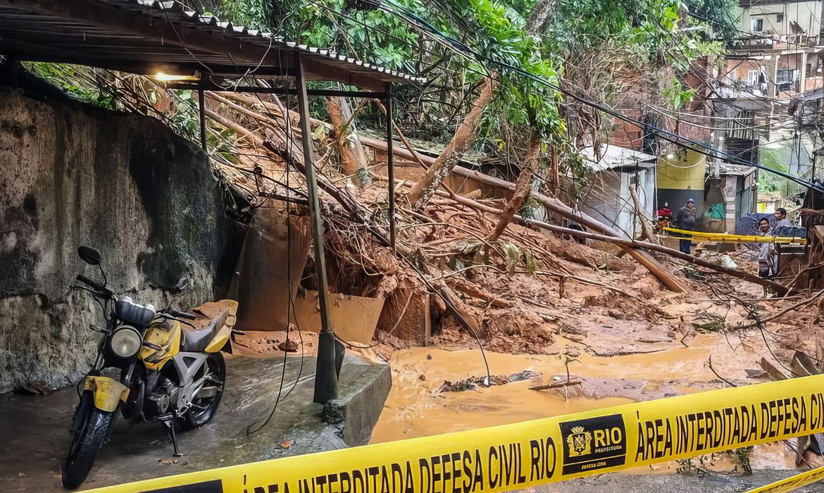 Chuva provoca deslizamentos e Rio permanece em estágio de mobilização