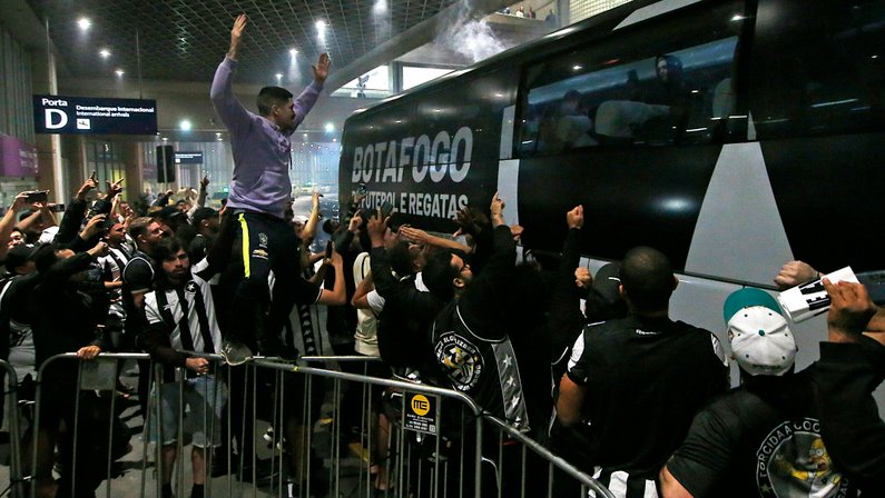 Torcida recepciona time com apoio na chegada ao Rio