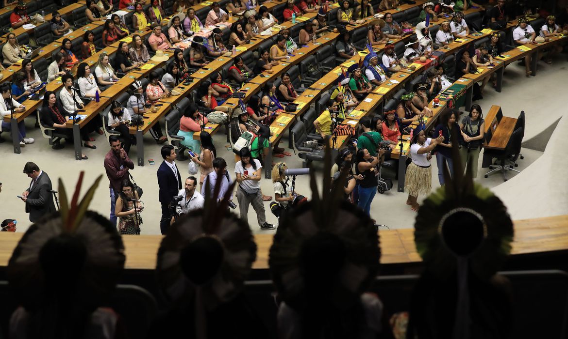 Câmara realiza sessão em homenagem à Marcha das Mulheres Indígenas