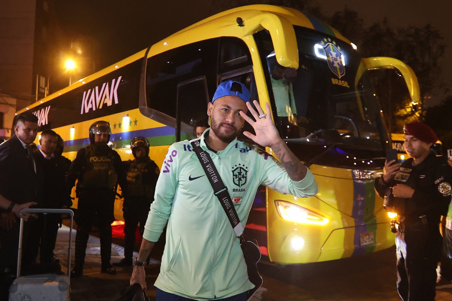 Seleção Brasileira desembarca em Lima para jogo diante do Peru