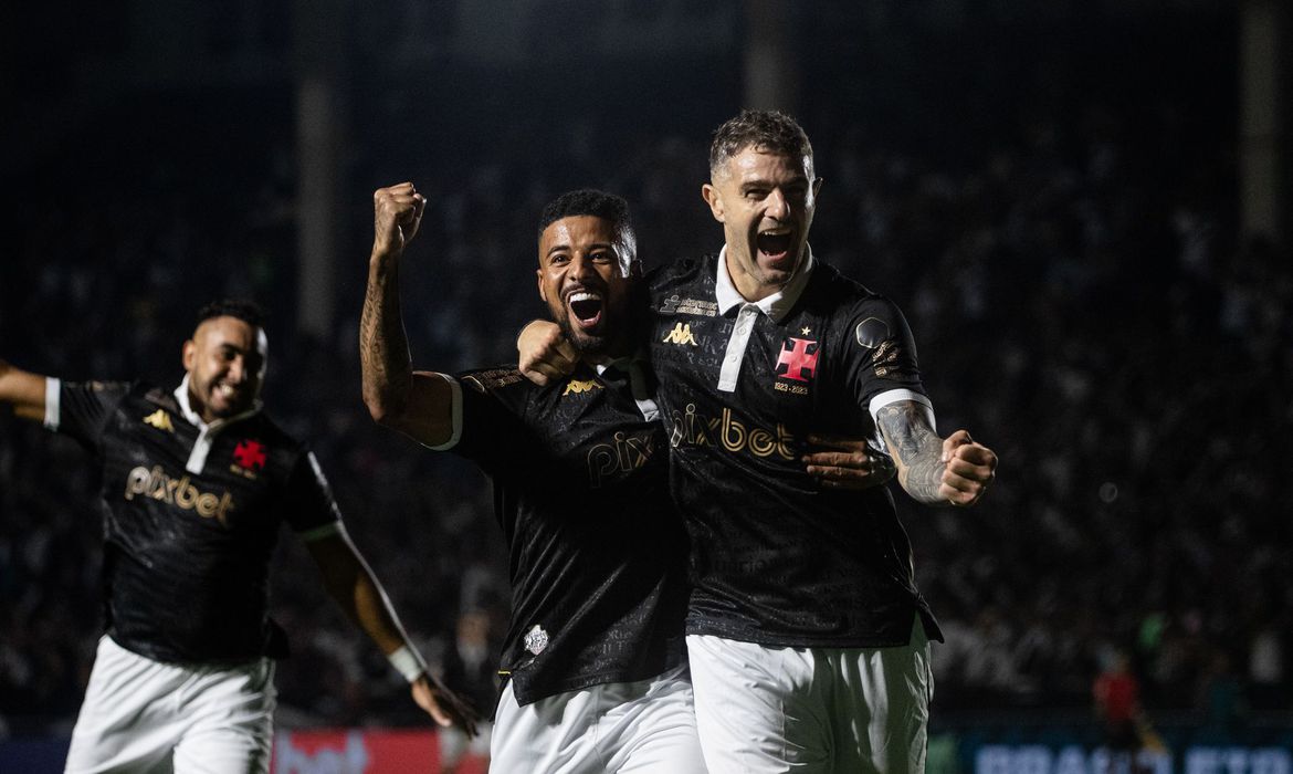 Vasco goleia Coritiba em reencontro com torcida em São Januário