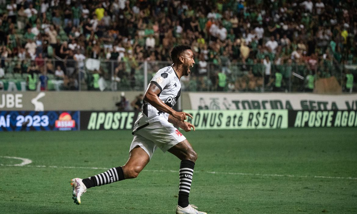 Brasileiro: Vasco derrota América-MG para sair da zona do rebaixamento