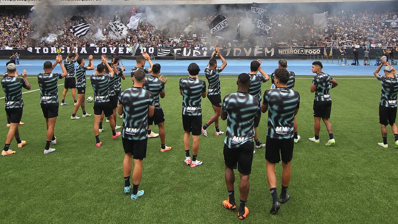 Torcida apoia em treino do Botafogo