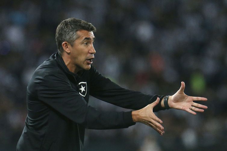 Técnico do Botafogo põe cargo à disposição após derrota para Flamengo