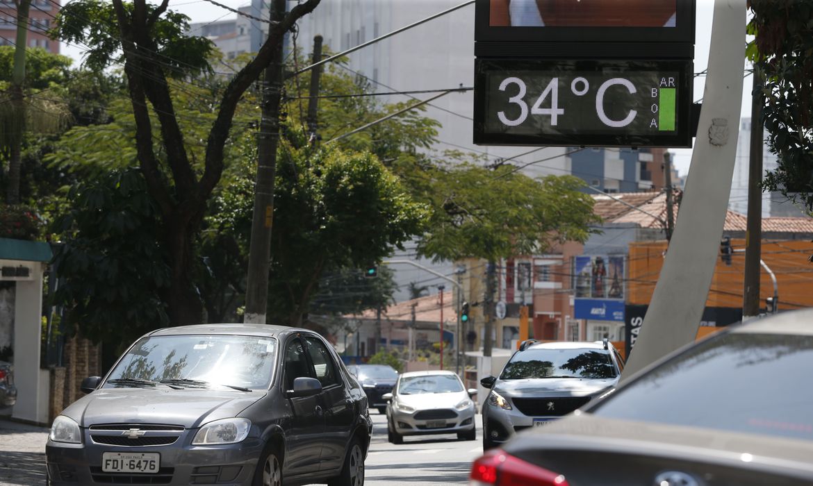 Com calor extremo, acesso à água é desafio para quem vive na rua