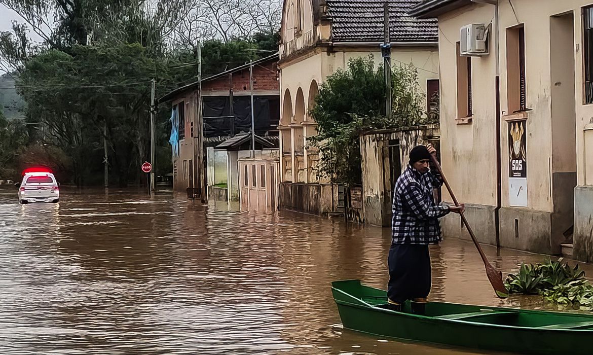 Com avanço de frente fria, RS permanece em alerta para temporais