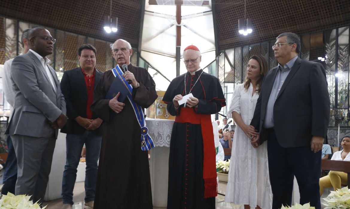 Padre Júlio Lancellotti recebe medalha da Ordem do Mérito