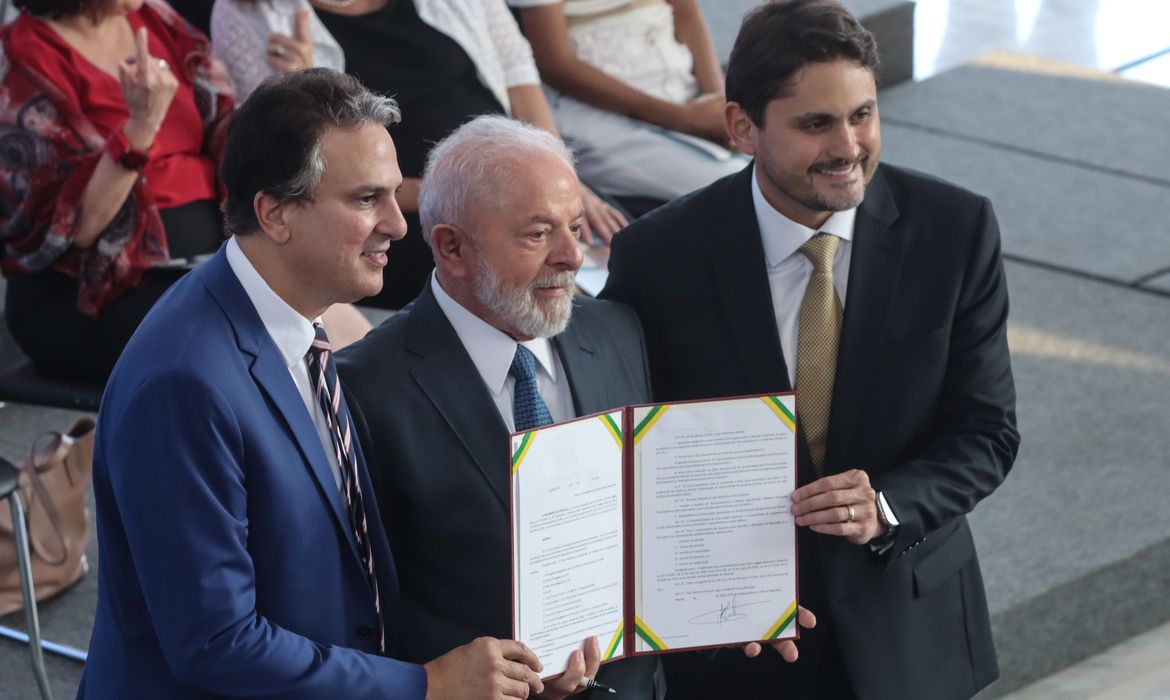 Estudantes do ensino médio terão bolsa para permanecer na escola