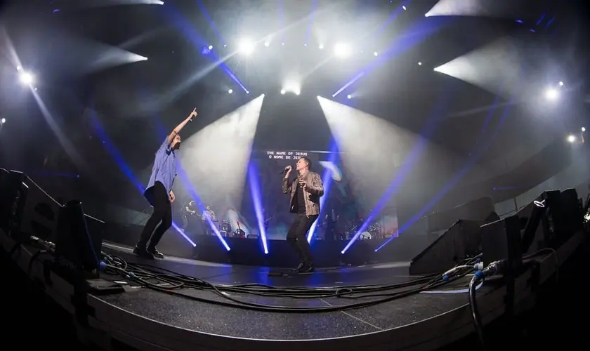 Taya e André Valadão cantam juntos “What A Beautiful Name” em arena nos EUA