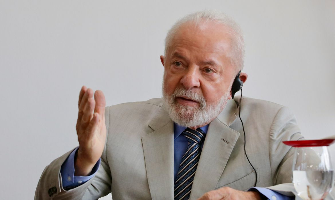 Lula faz fisioterapia e retoma agenda nas próximas semanas