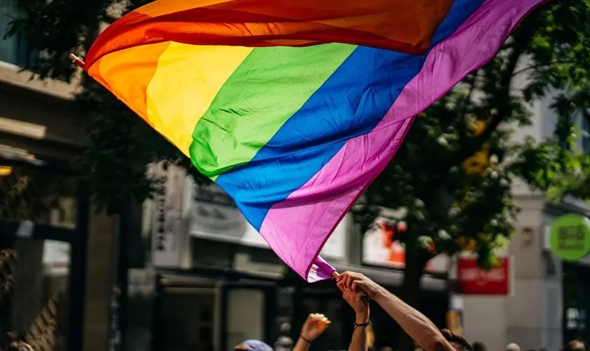 Amazonas aprova lei que proíbe menores de participarem de parada gay