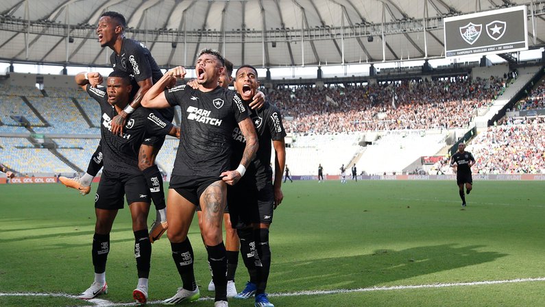 Botafogo vence Fluminense e dispara na liderança