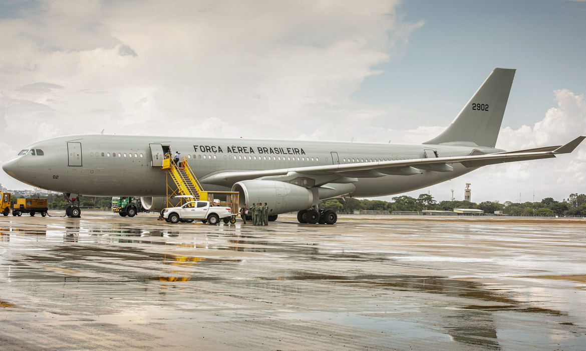 Avião pousa no Rio trazendo 67 brasileiros de Israel