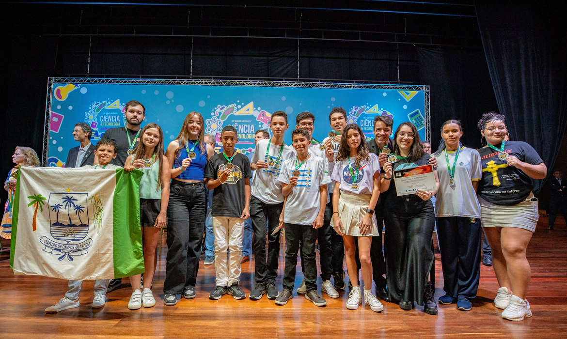 Mais de 300 crianças e jovens recebem medalhas em Brasília