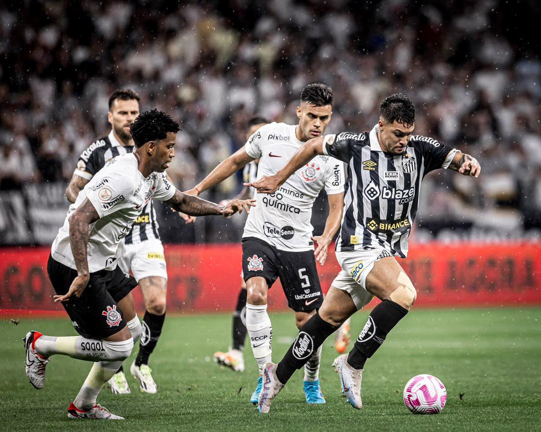 Corinthians e Santos empatam em clássico acirrado nos acréscimos