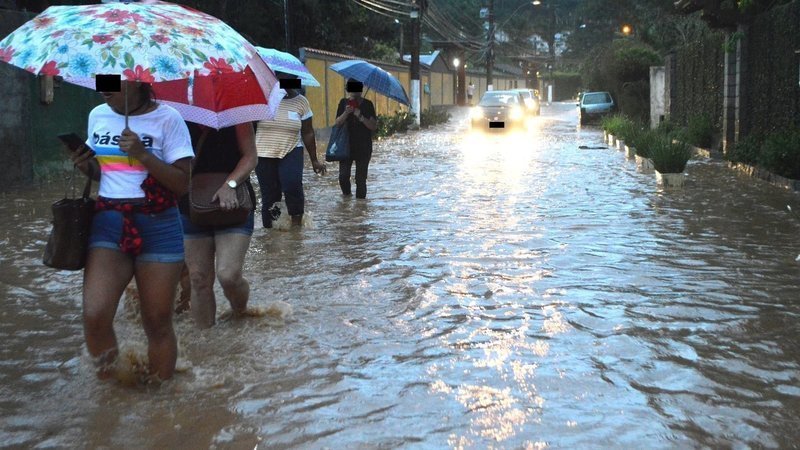 Chuva forte deixa ruas do interior de Teresópolis alagadas