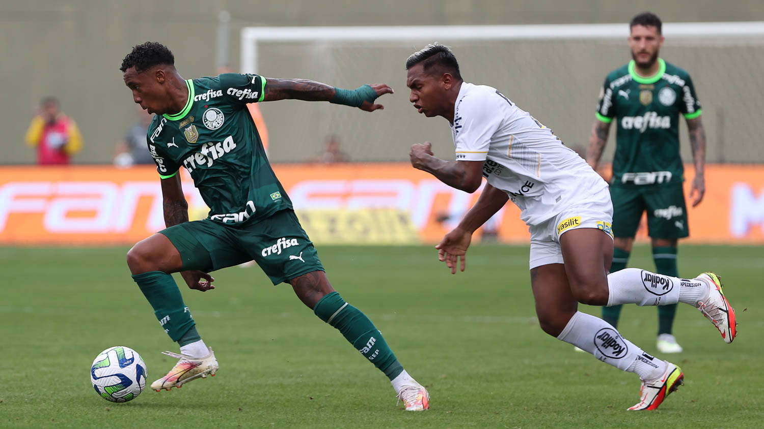 Santos vence o Palmeiras de virada e se afasta da zona de rebaixamento