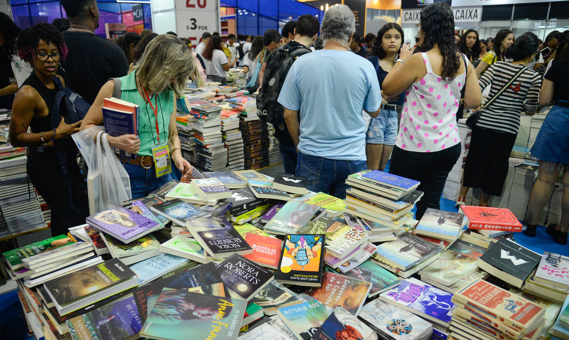 Hoje é Dia: semana de Finados tem Dia Nacional do Livro e da Poesia