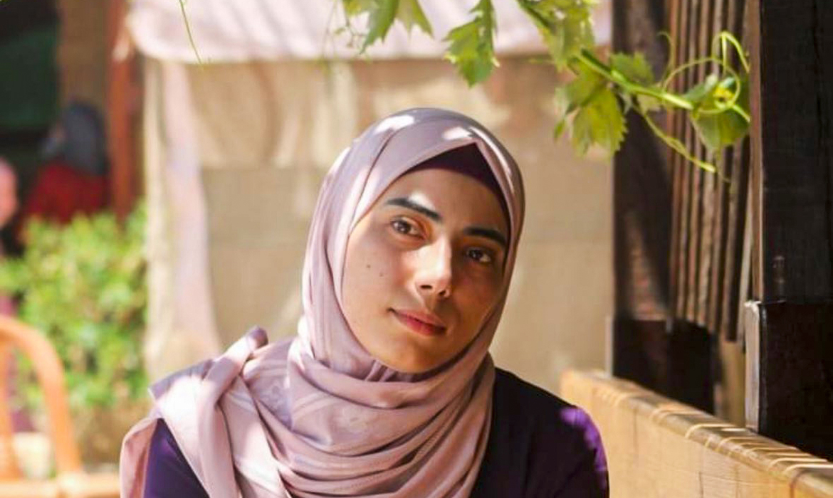 Poeta feminista palestina morre aos 32 anos durante bombardeio em Gaza