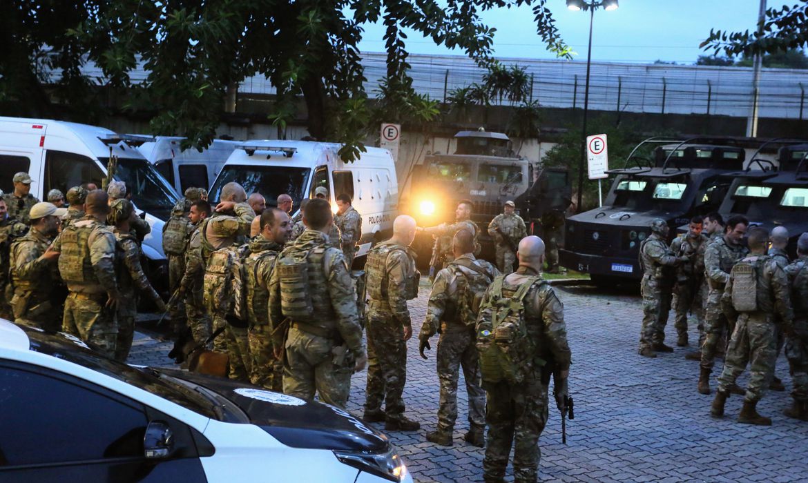 Polícia faz ações em três conjuntos de favelas do Rio com mil agentes