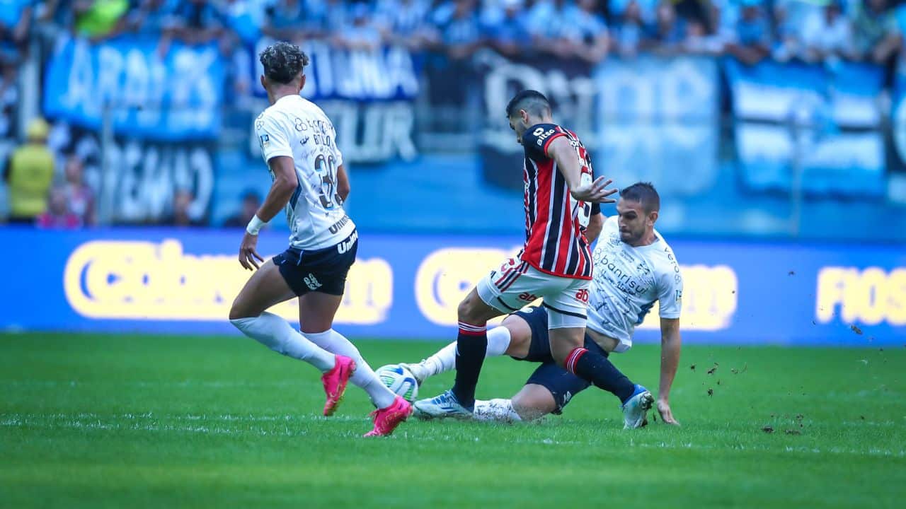 Grêmio treina e viaja para duelar com o São Paulo