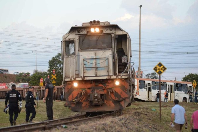 Trem e ônibus se chocam no DF e uma pessoa morre