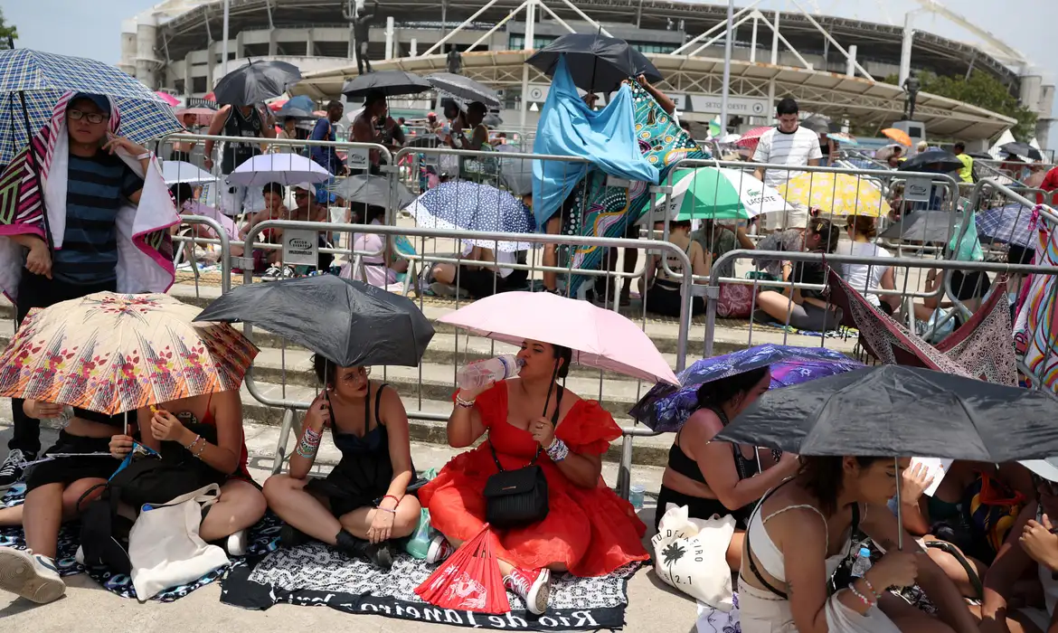 Justiça do Rio obriga fornecimento de água a fãs de Taylor Swift