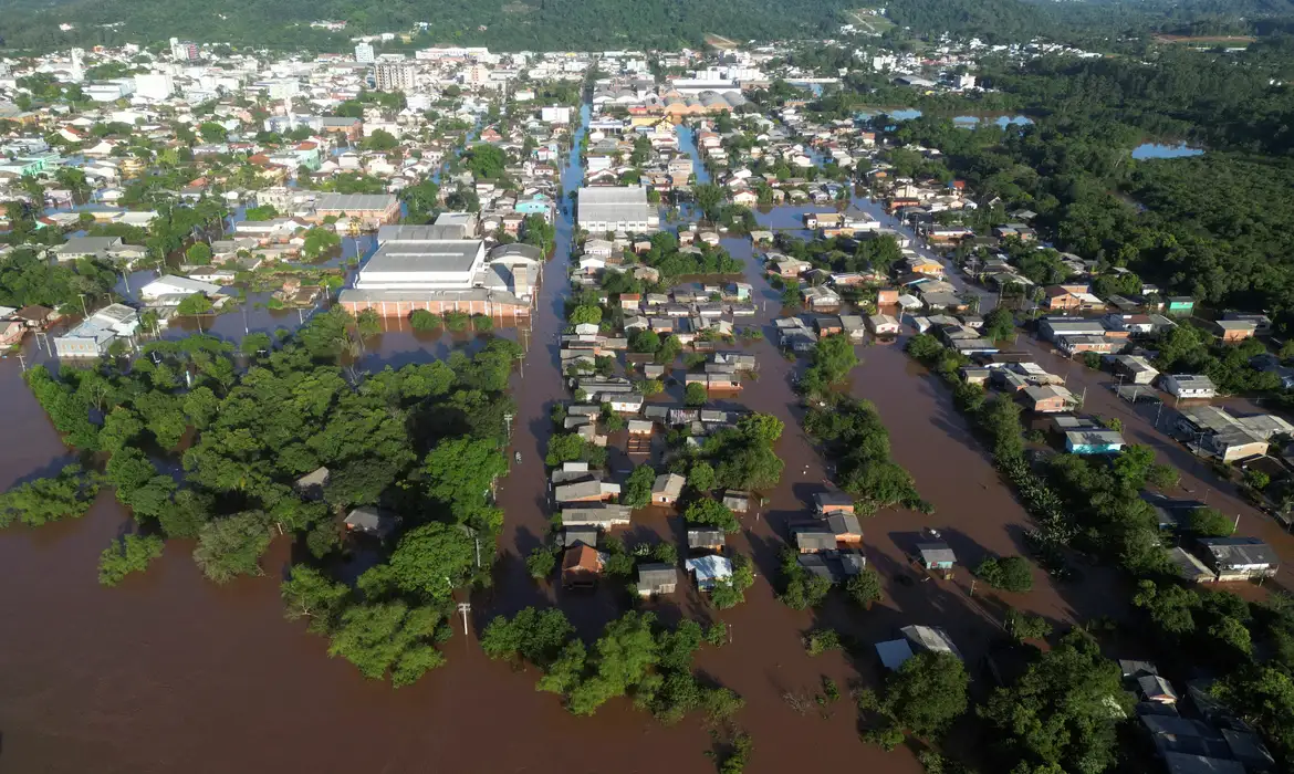 Nível do Guaíba supera cota de inundação e prefeitura fecha comportas