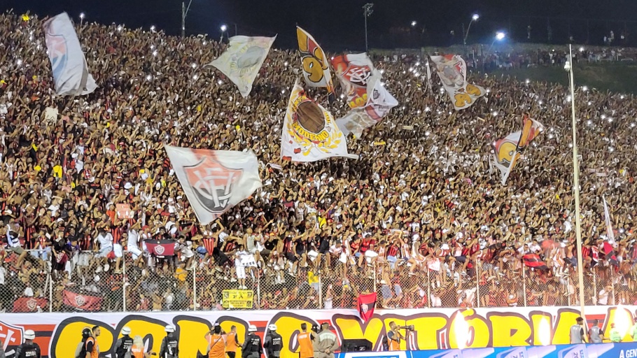 Festa da torcida do Vitória emociona multidões dentro e fora do Barradão