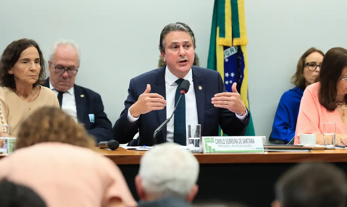 Questões do Enem não têm interferência do governo, garante ministro