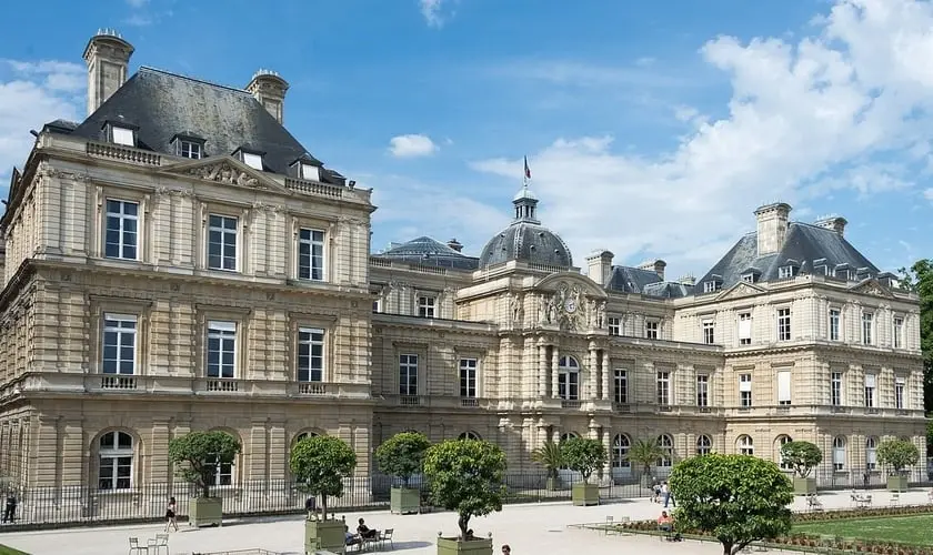 Senado da França proíbe uso oficial de linguagem neutra