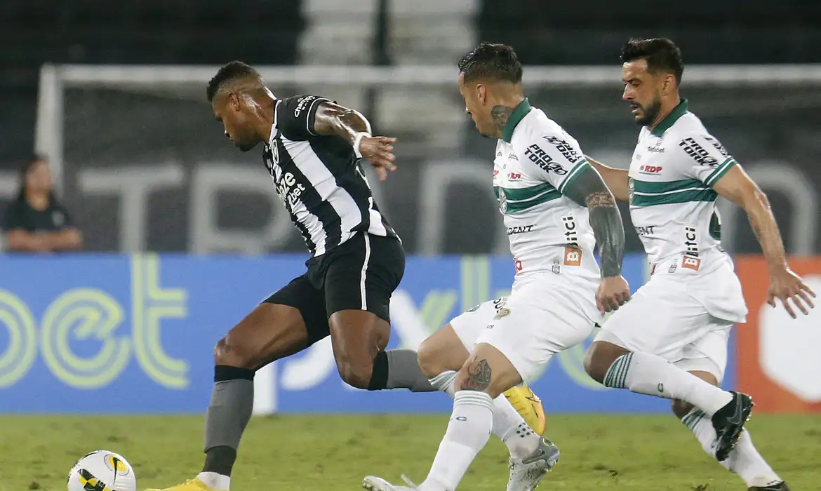 Botafogo pega Coritiba tentando voltar à luta pelo título