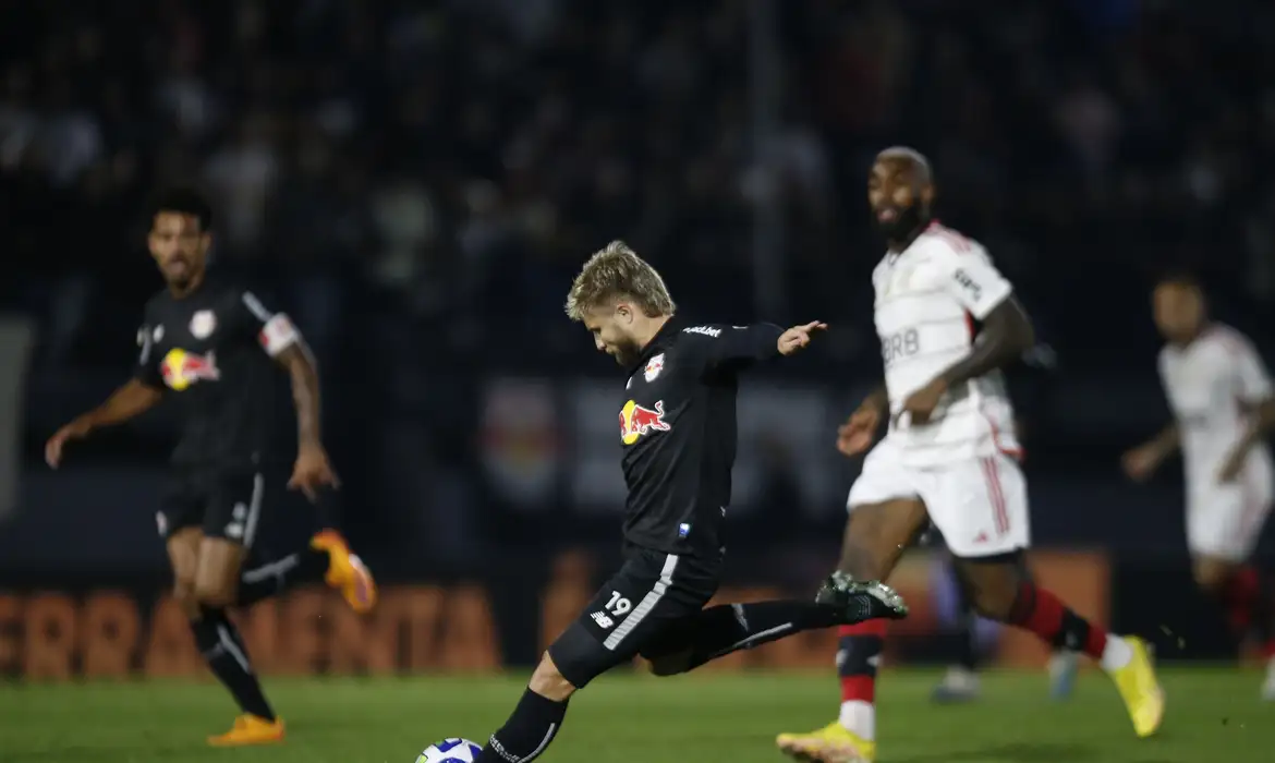 Ainda sonhando com título, Fla e Bragantino se enfrentam no Maracanã