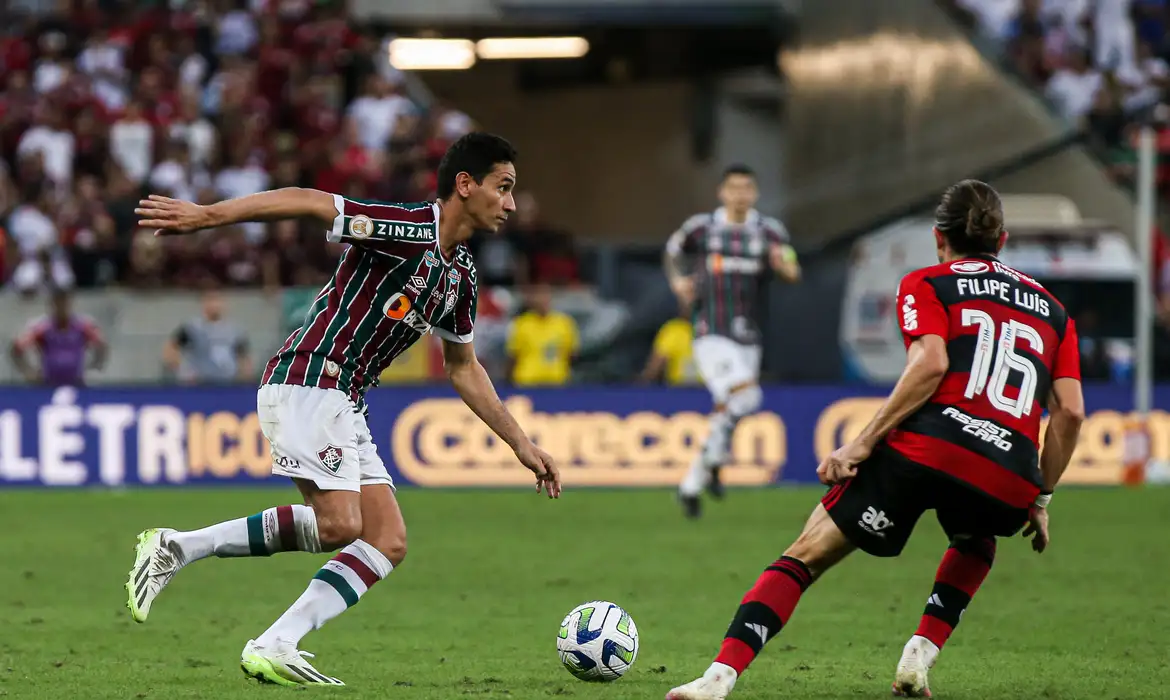 Fla enfrenta Flu no Maracanã de olho no título Brasileiro