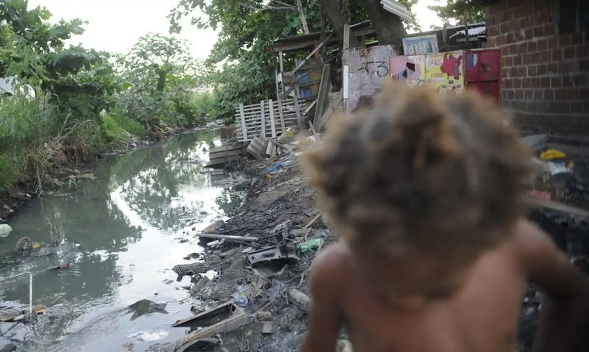 Estudo mostra que 46% das casas no Brasil têm problemas de saneamento