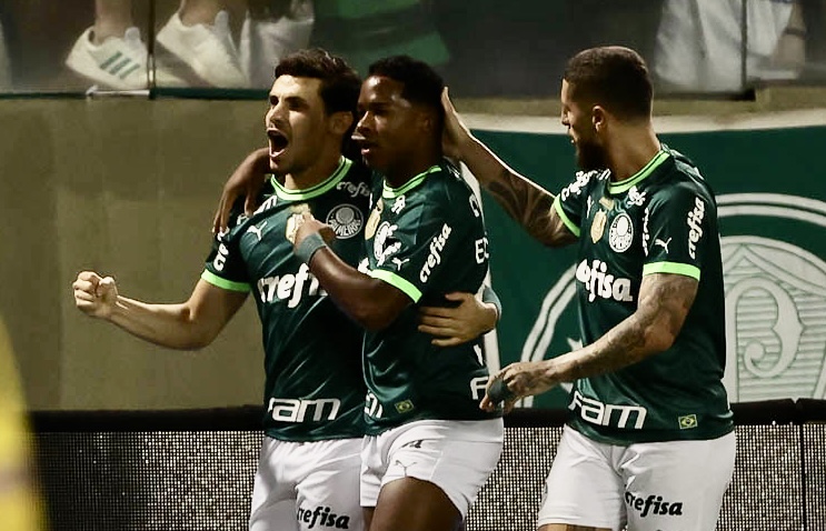 Palmeiras vence o Athletico e alcança o Botafogo na liderança do Brasileirão