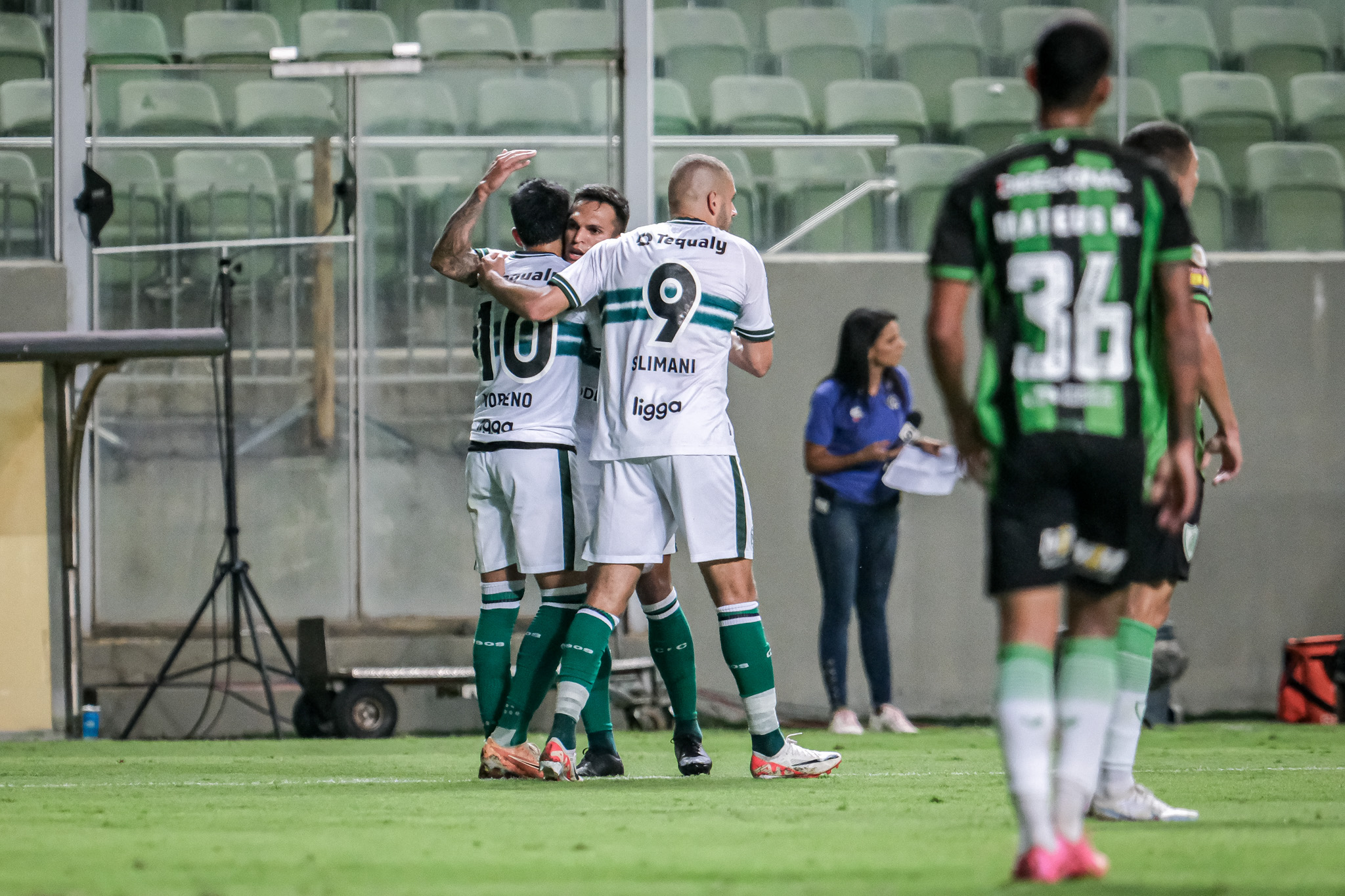 Coritiba vence e rebaixa o América-MG para Série B