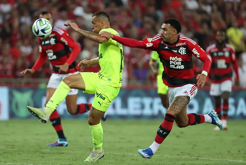 Flamengo domina o Palmeiras e entra na briga pelo título