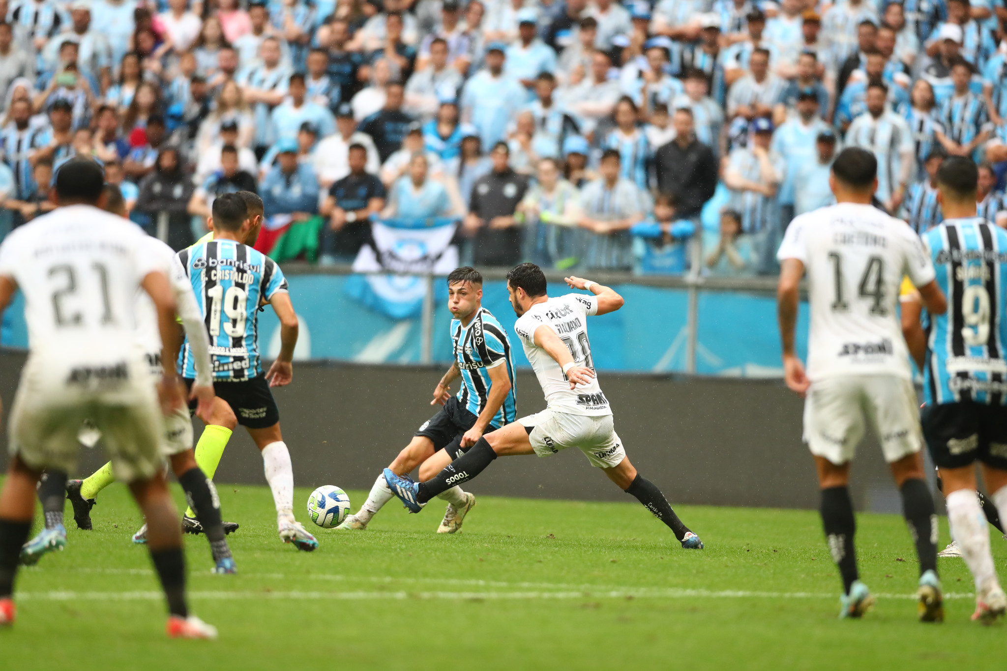 Grêmio perde em casa para o Corinthians e fica mais longe do título