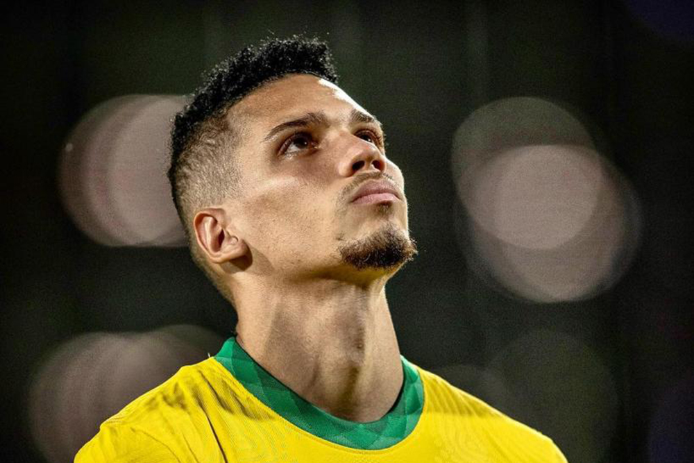 Jogador Paulinho sofre intolerância religiosa após estreia na seleção