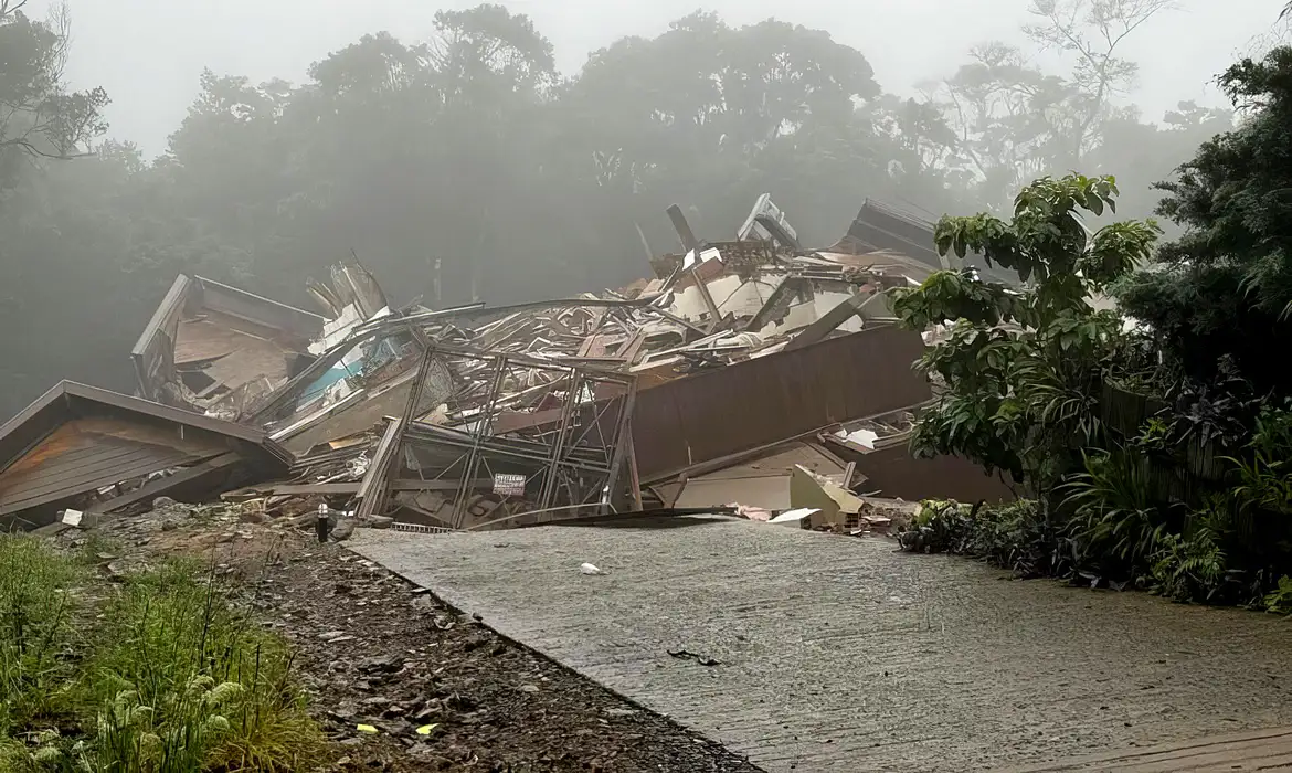 Prédio desaba em Gramado por causa do grande volume de chuvas