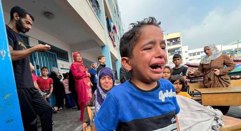 Escola da ONU em Gaza e atingida por bombardeios