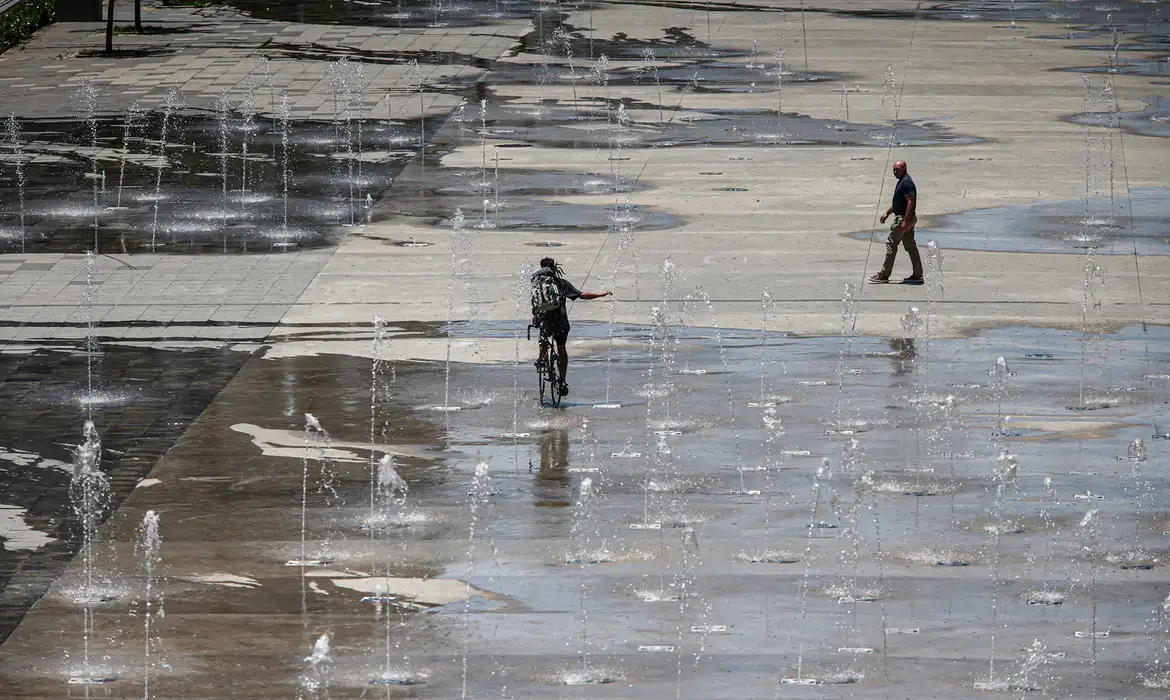 Onda de calor: governo lança guia com 22 dicas e cuidados com a saúde