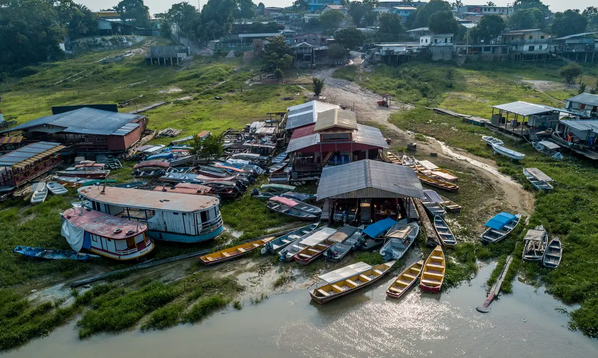 Rio Negro sobe lentamente e pescadores esperam retomar rotina