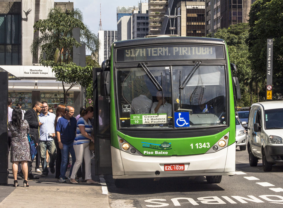 Nove terminais de ônibus são bloqueados em São Paulo