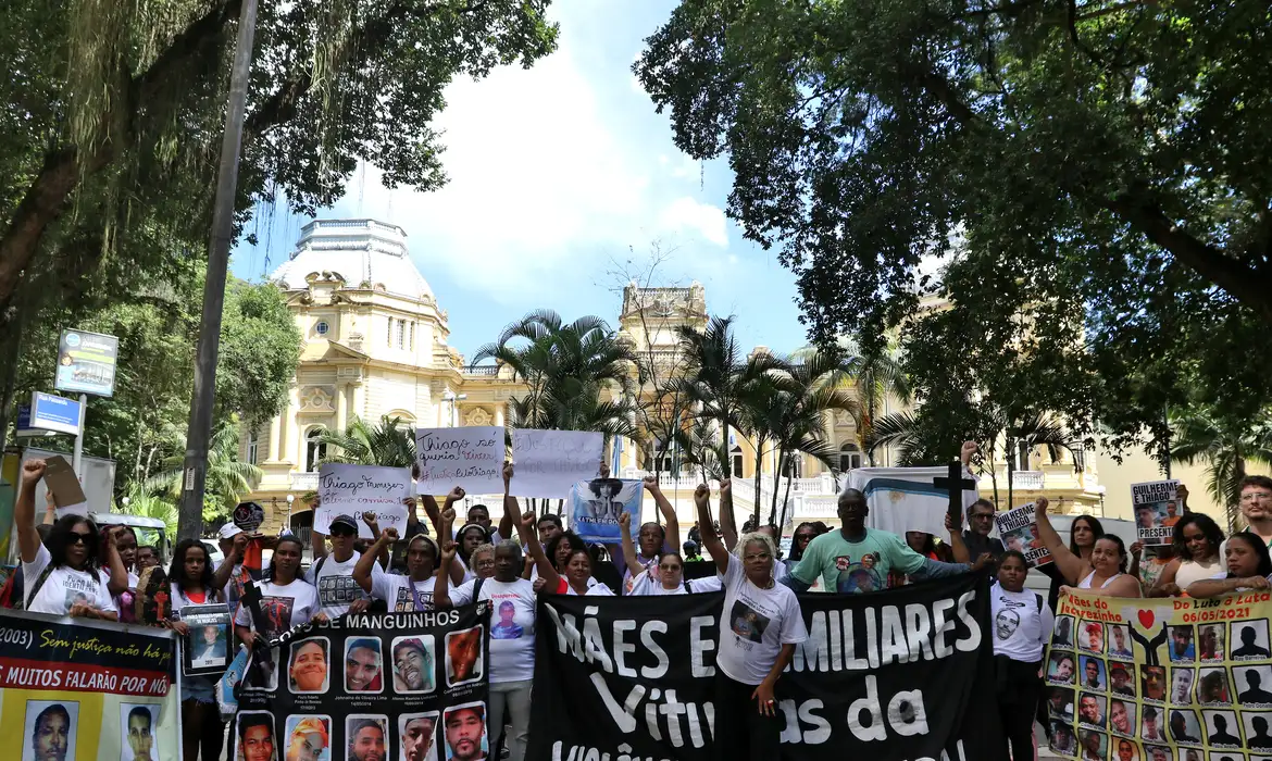 Familiares de vítimas de violência protestam contra IML do Rio